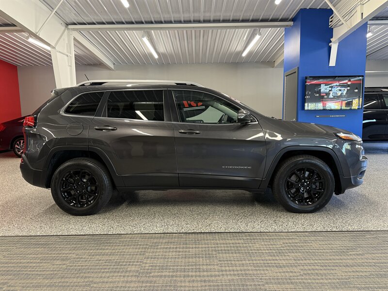 Used 2015 Jeep Cherokee Latitude w/ Cold Weather Group AWD/4WD image 7