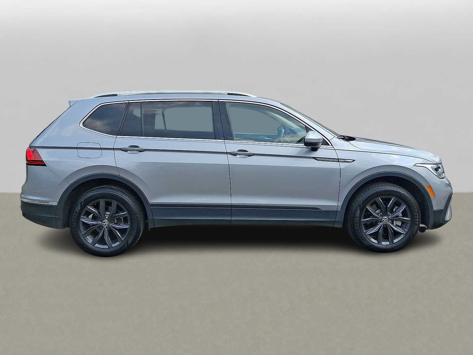 Used 2024 Volkswagen Tiguan SE w/ Panoramic Sunroof Package AWD/4WD image 32