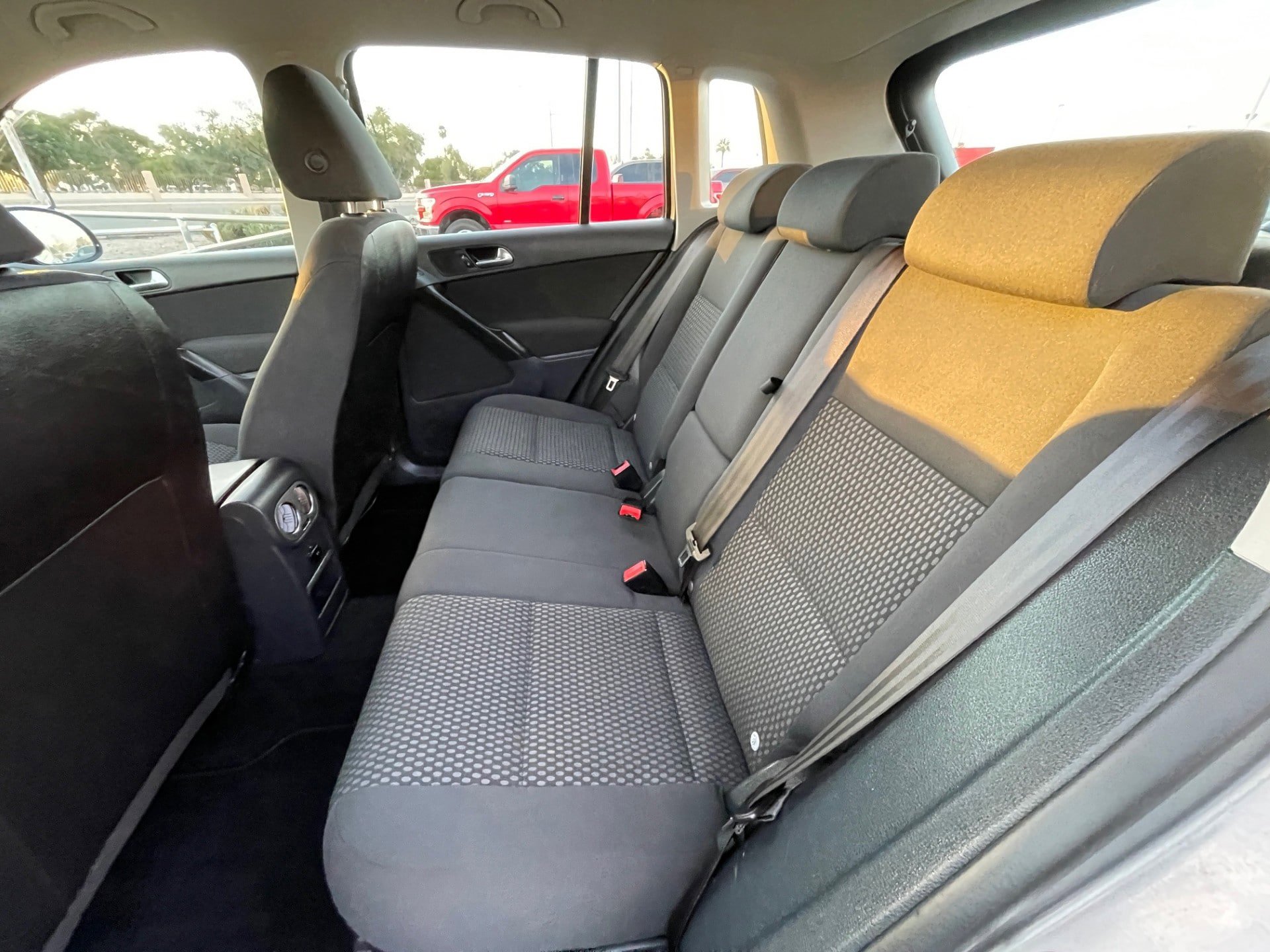 Used 2011 Volkswagen Tiguan SE image 18