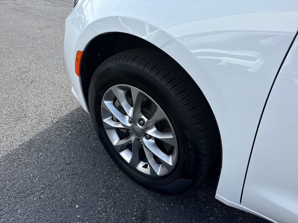 Used 2024 Chrysler Pacifica Touring-L image 27