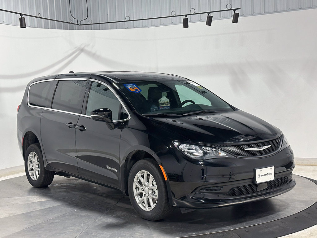 Used 2027 Chrysler Pacifica LX FWD image 4