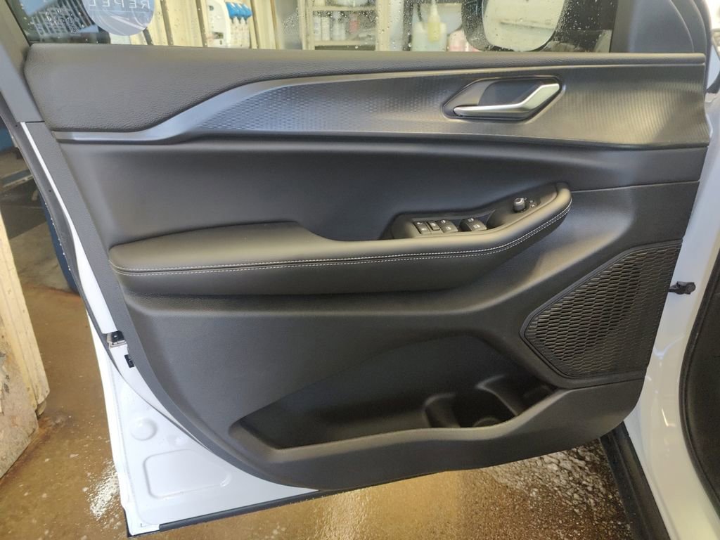 New 2025 Jeep Grand Cherokee Altitude image 18