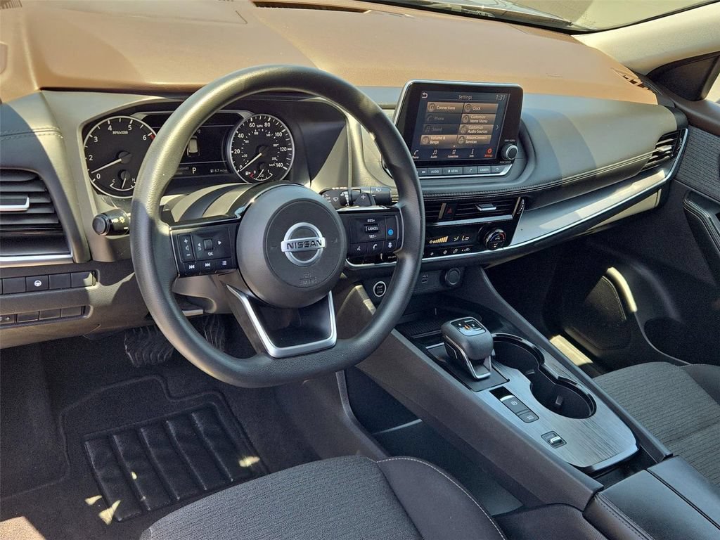 Used 2021 Nissan Rogue SV FWD image 2