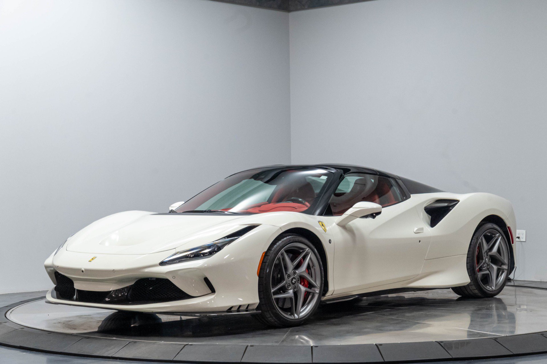 Used 2021 Ferrari F8 Tributo RWD image 3