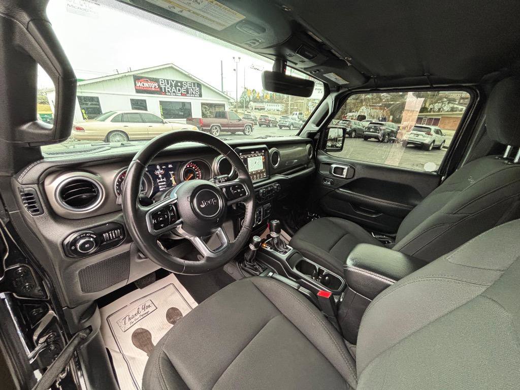 Used 2018 Jeep Wrangler Unlimited Sahara w/ Uconnect 4C Nav & Sound Group AWD/4WD image 14