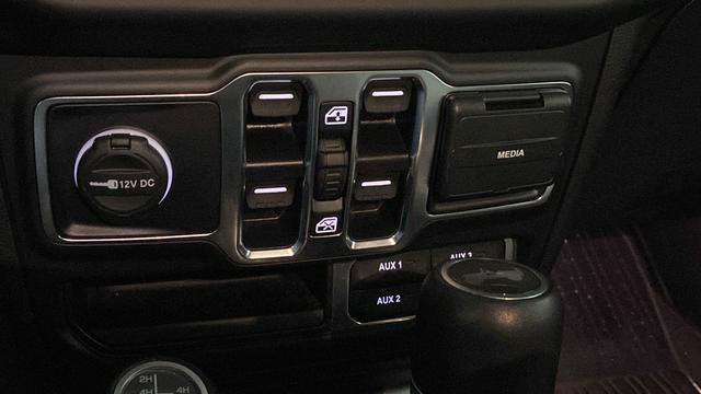 Used 2022 Jeep Wrangler Unlimited Sahara AWD/4WD image 31
