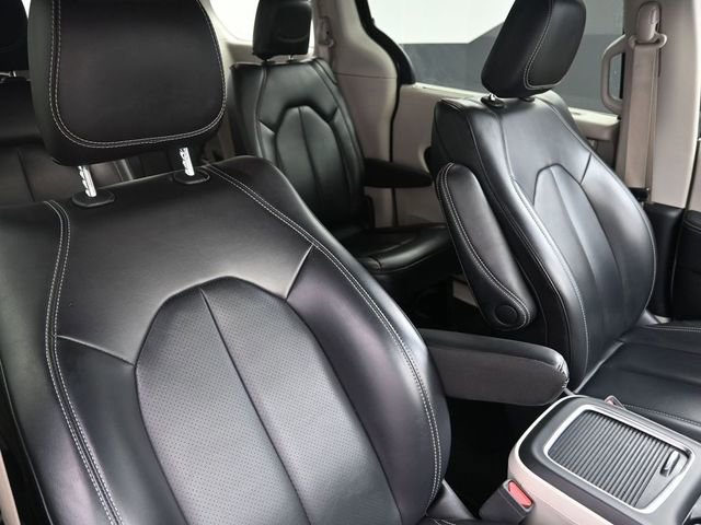 Used 2023 Chrysler Pacifica Touring-L image 37