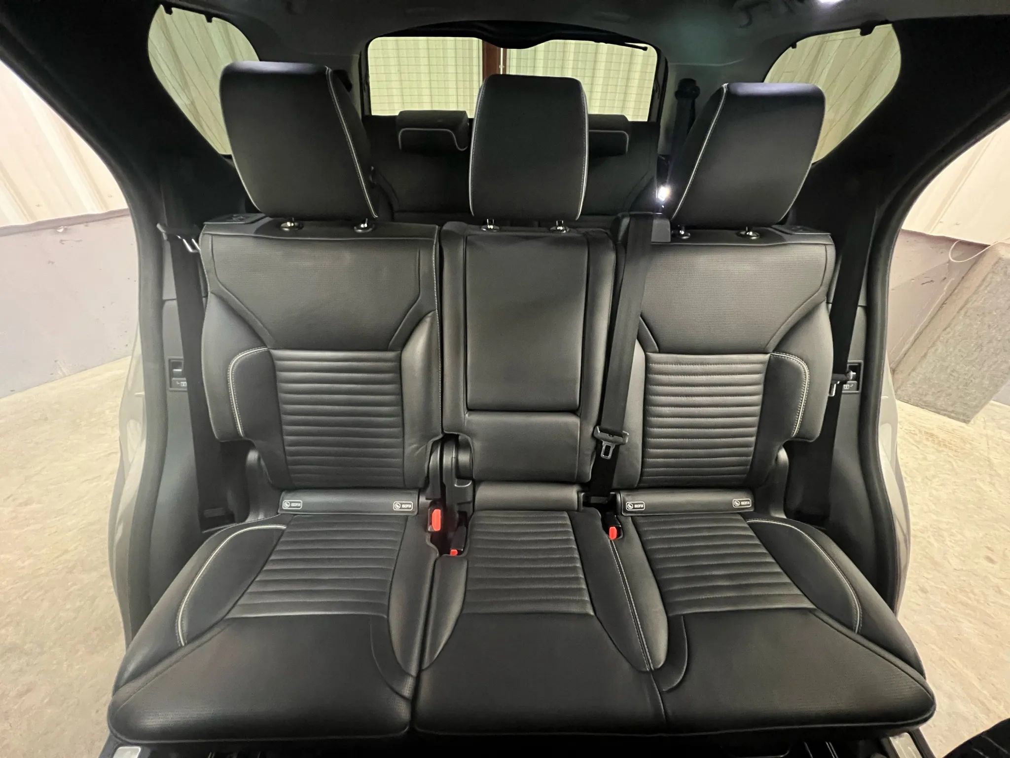 Used 2017 Land Rover Discovery First Edition image 36