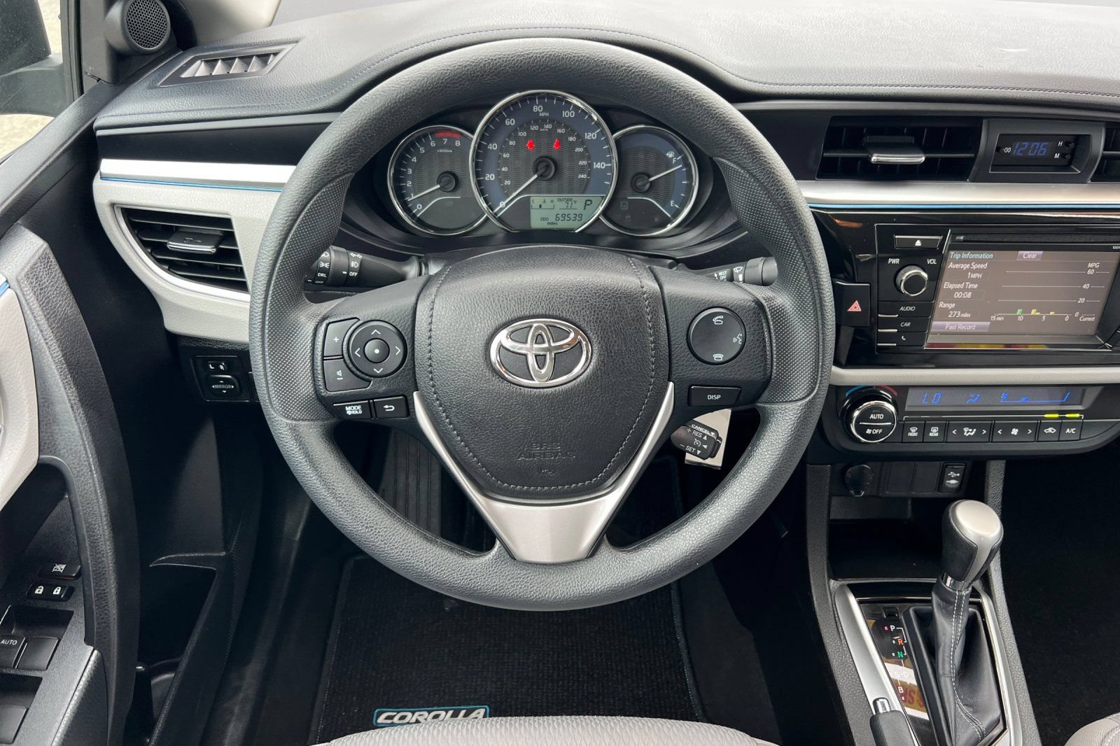 Used 2015 Toyota Corolla LE FWD image 14