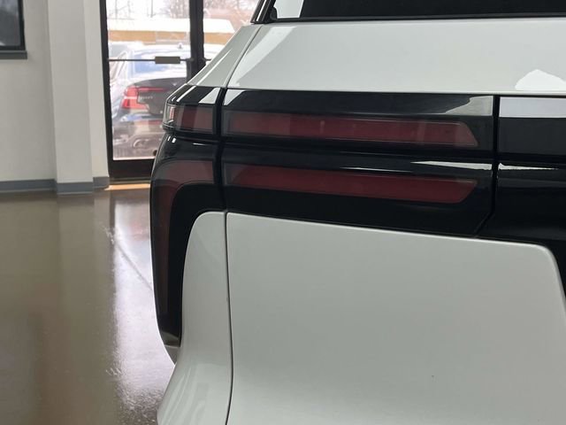 Used 2025 Chevrolet Traverse LT image 12