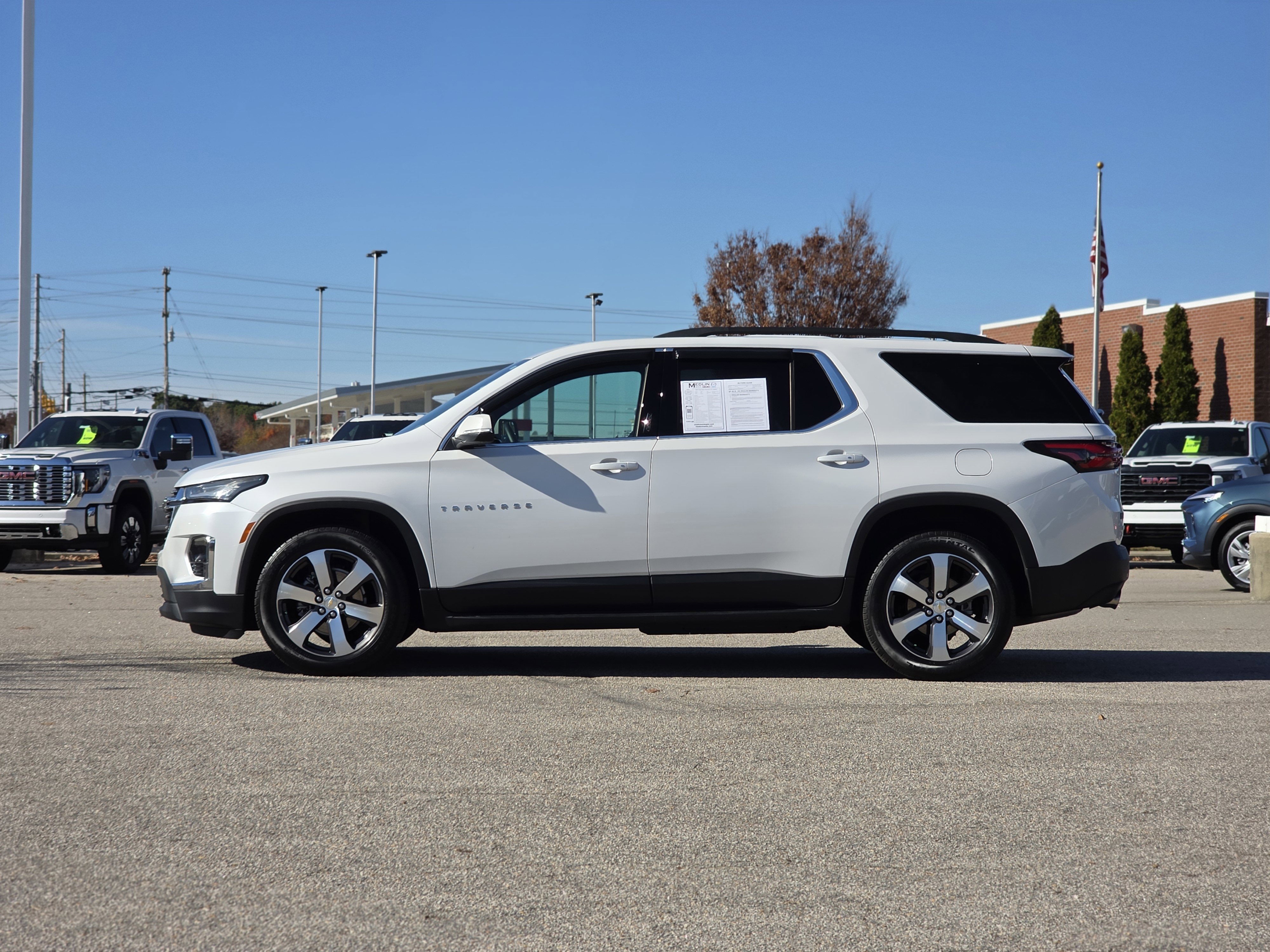 Used 2023 Chevrolet Traverse LT w/ LT Premium Package image 4
