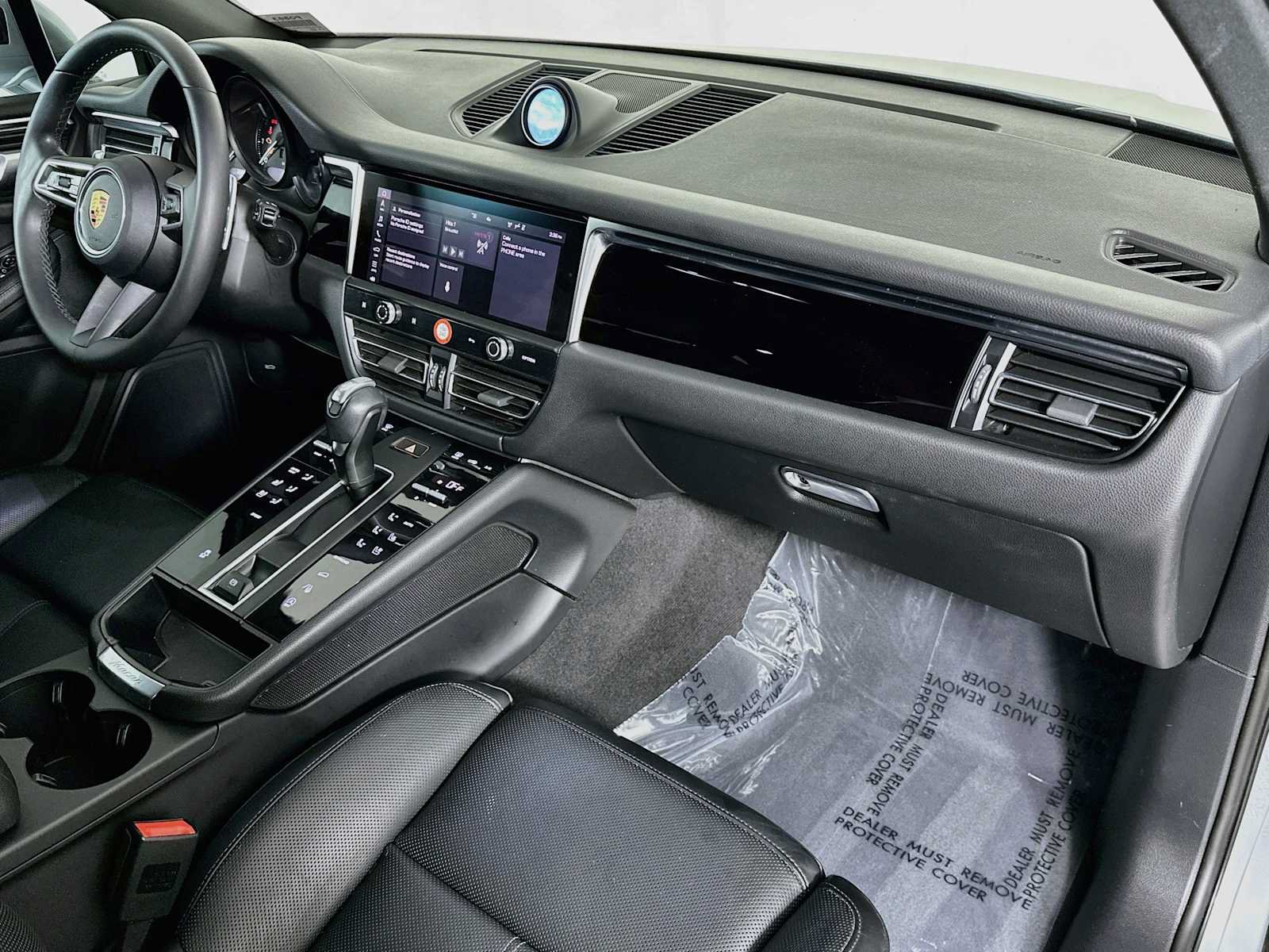 Certified 2023 Porsche Macan AWD/4WD image 30
