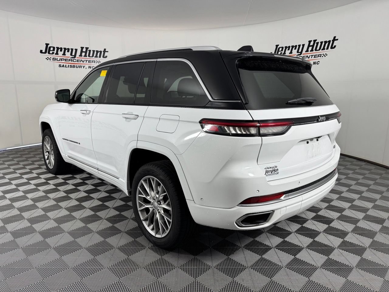 Used 2023 Jeep Grand Cherokee Summit AWD/4WD image 9