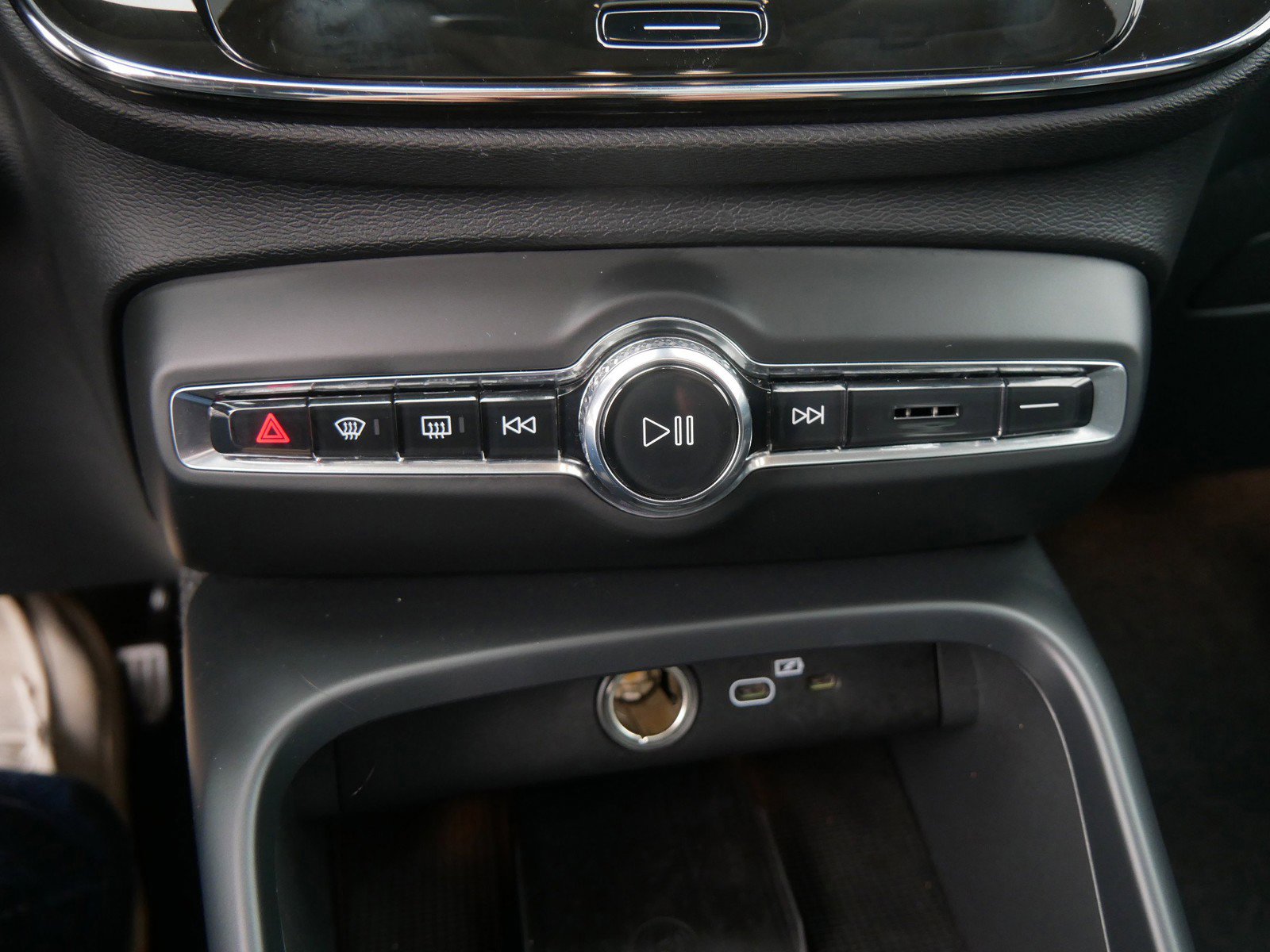 Certified 2025 Volvo XC40 B5 Plus image 21