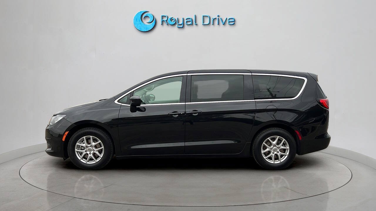 Used 2022 Chrysler Voyager LX FWD image 3