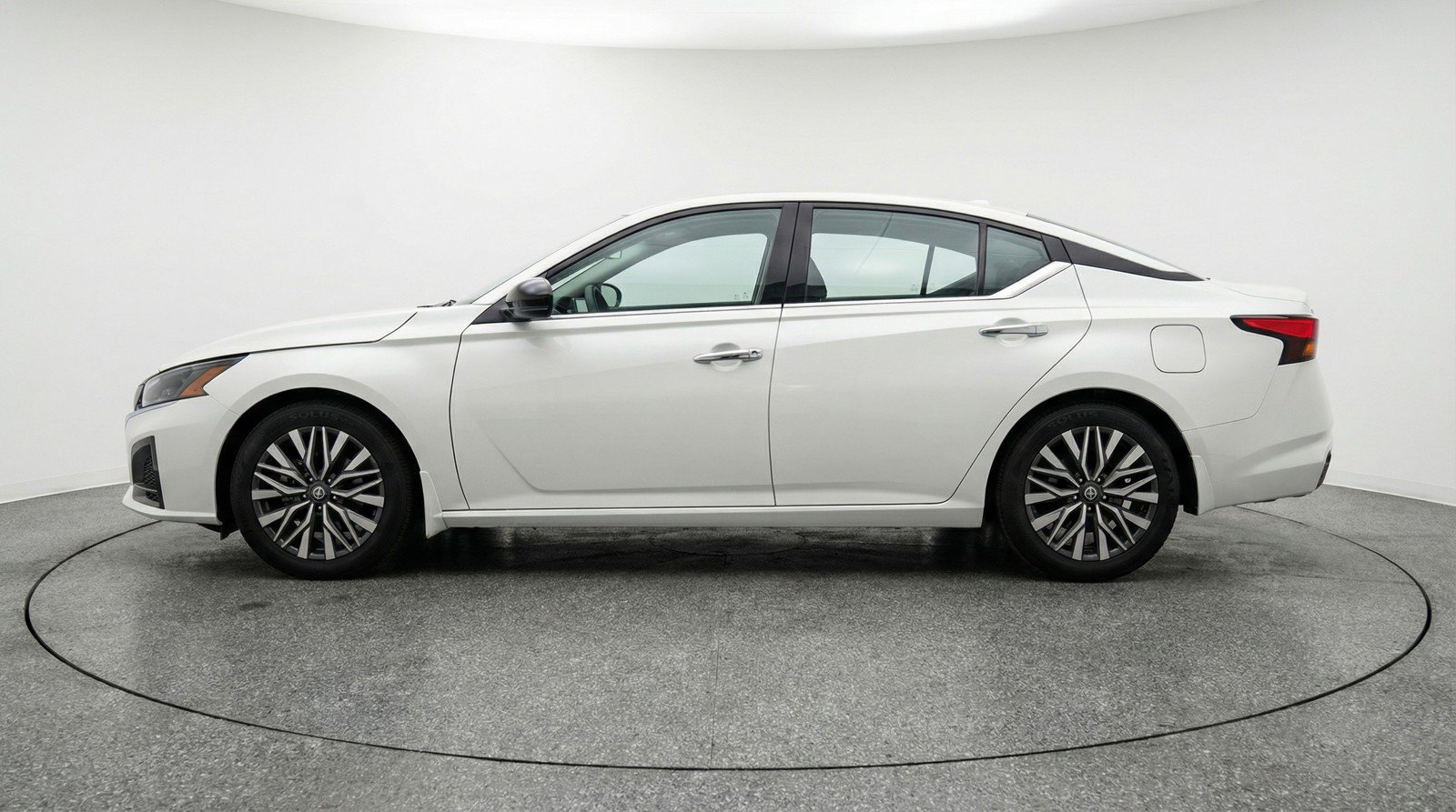Used 2025 Nissan Altima 2.5 SV FWD image 5