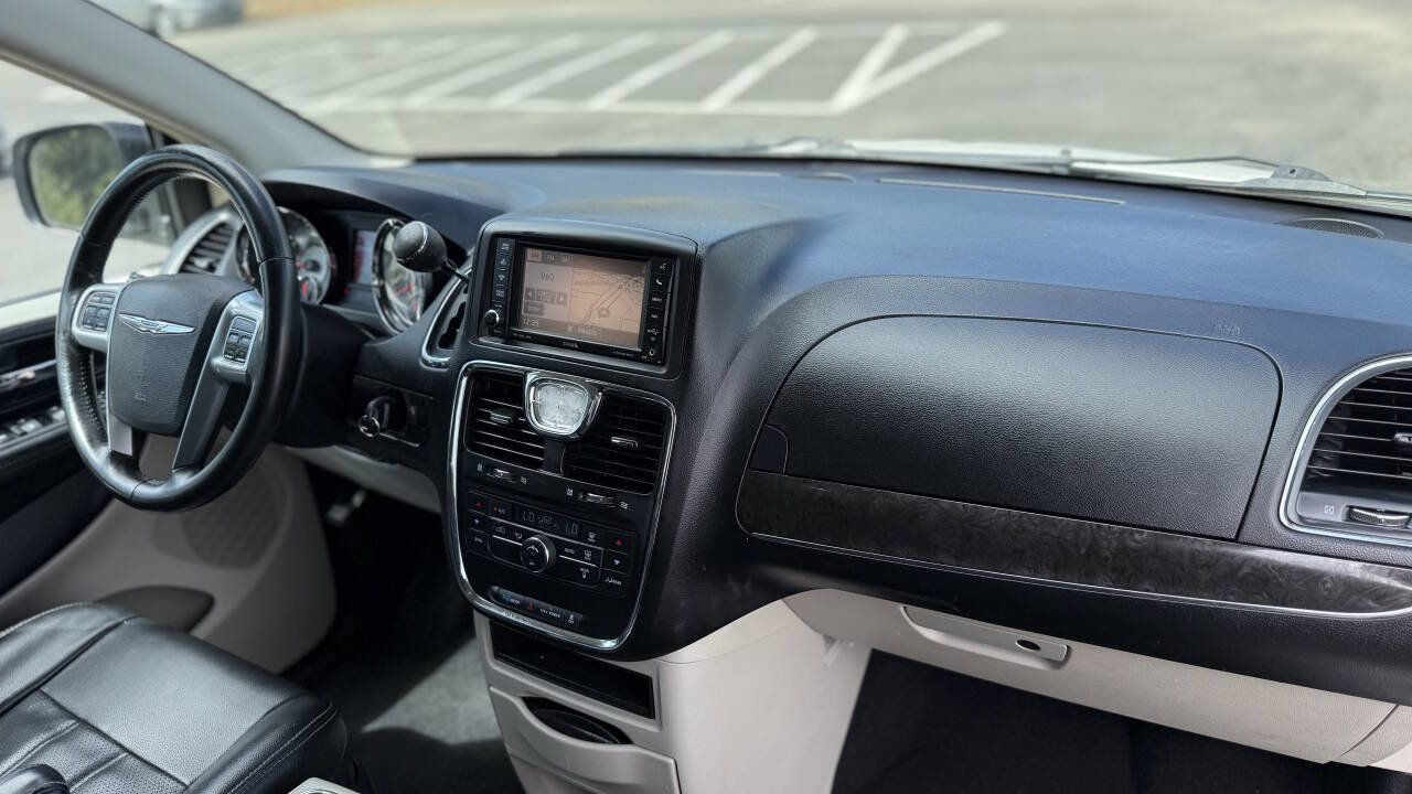 Used 2013 Chrysler Town & Country Touring image 17