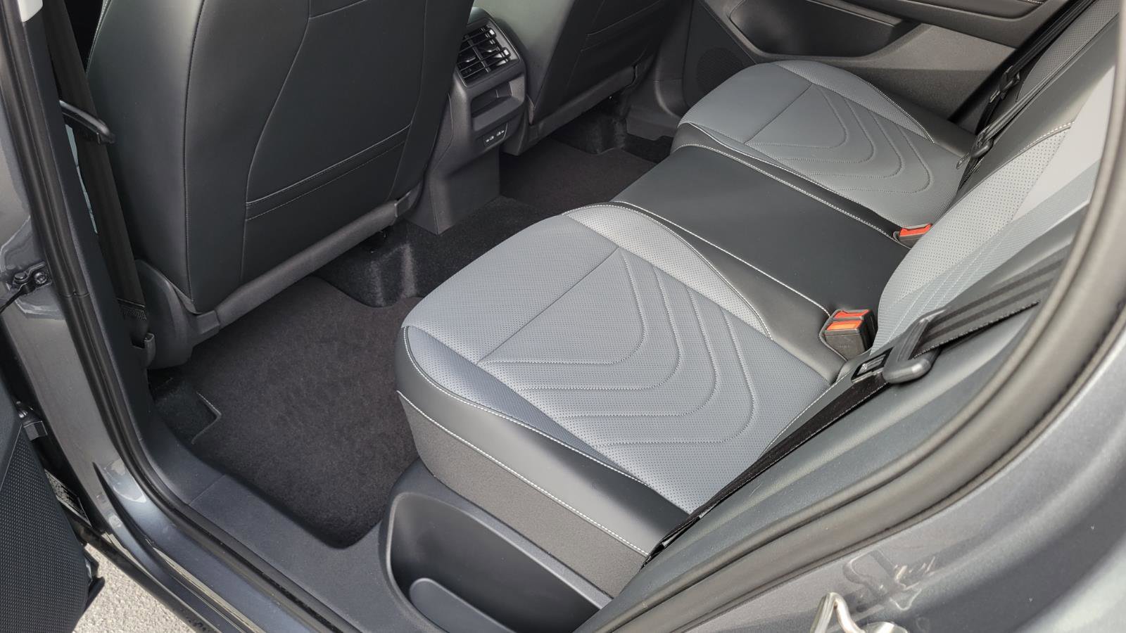 Used 2025 Volkswagen Tiguan SE image 34