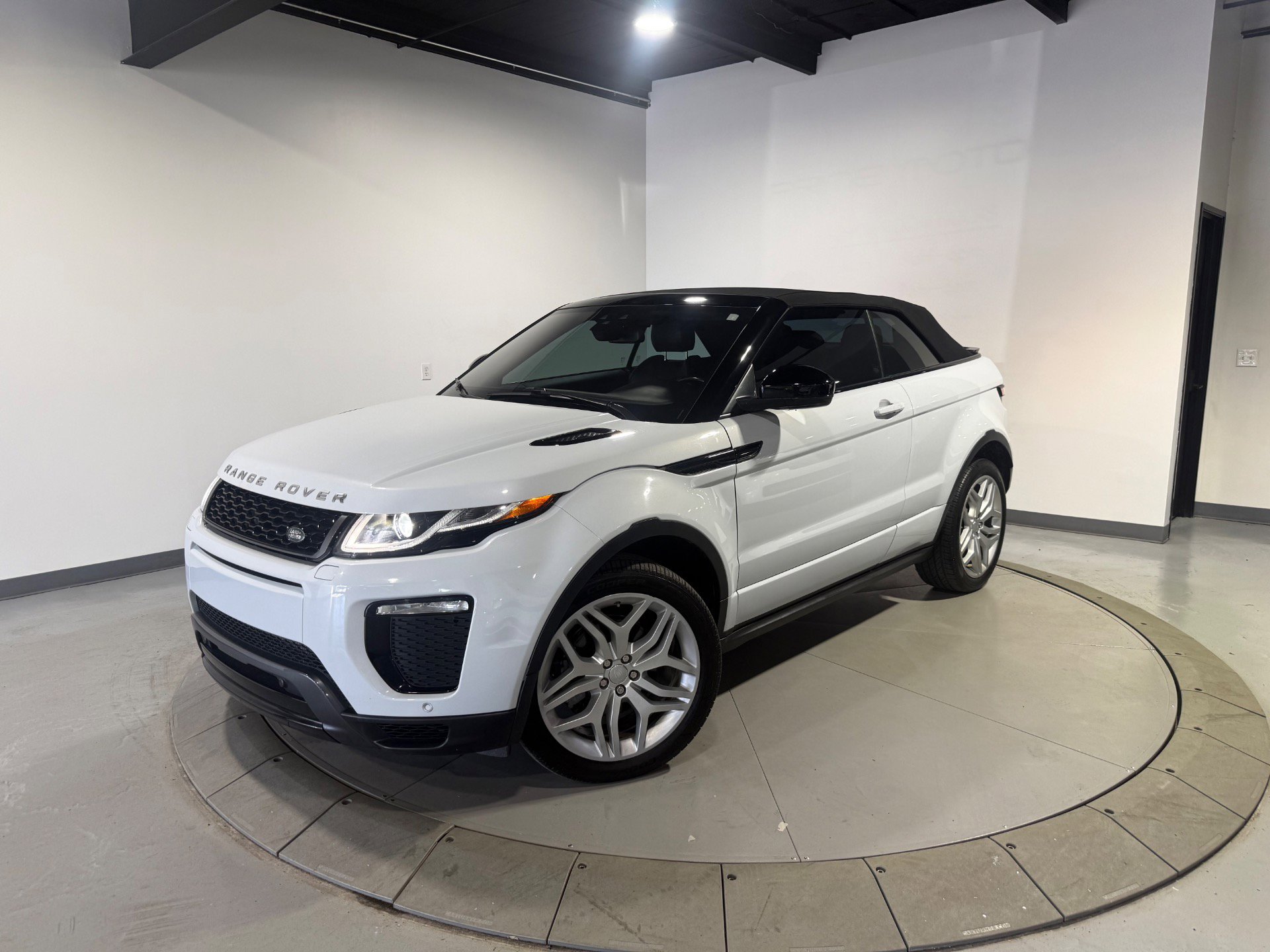 Used 2017 Land Rover Range Rover Evoque HSE Dynamic image 4