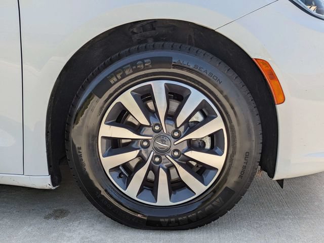 Used 2023 Chrysler Pacifica Limited FWD image 12