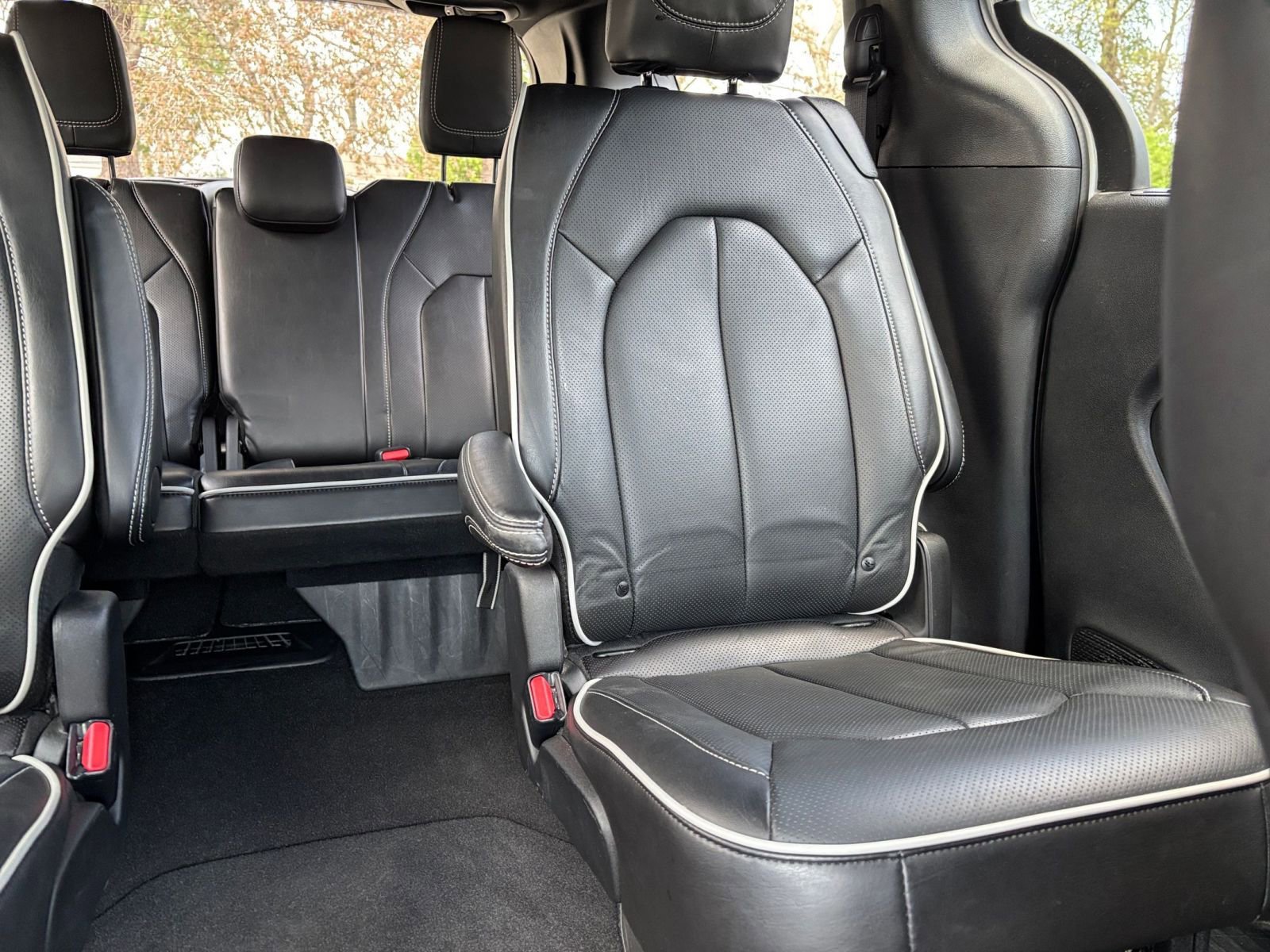 Used 2025 Chrysler Pacifica Limited image 42