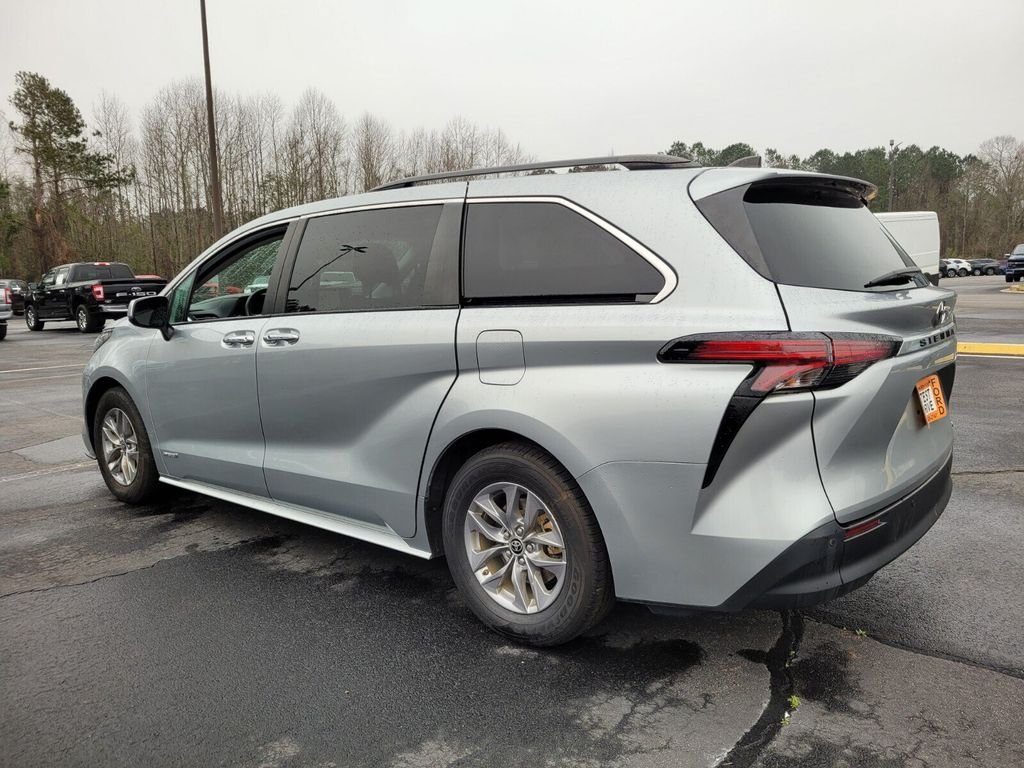 Used 2021 Toyota Sienna XLE FWD image 10