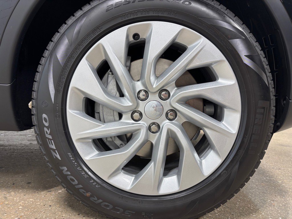 Used 2025 Land Rover Discovery S image 11