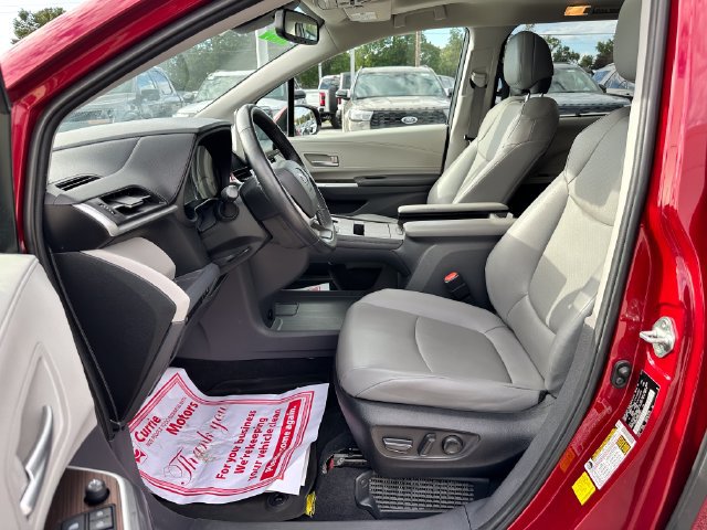 Used 2022 Toyota Sienna XLE FWD image 11