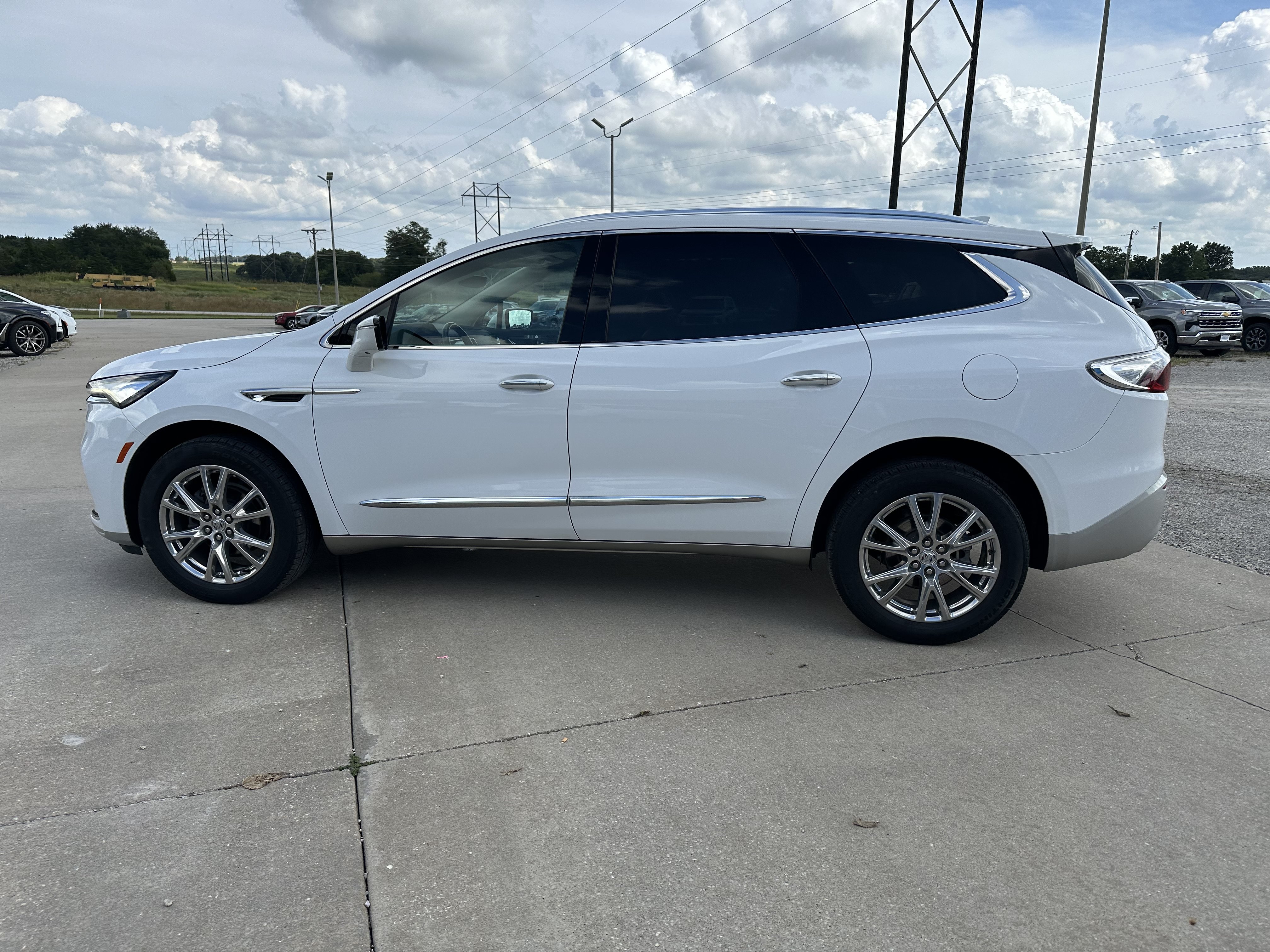 Used 2024 Buick Enclave Premium AWD/4WD image 4