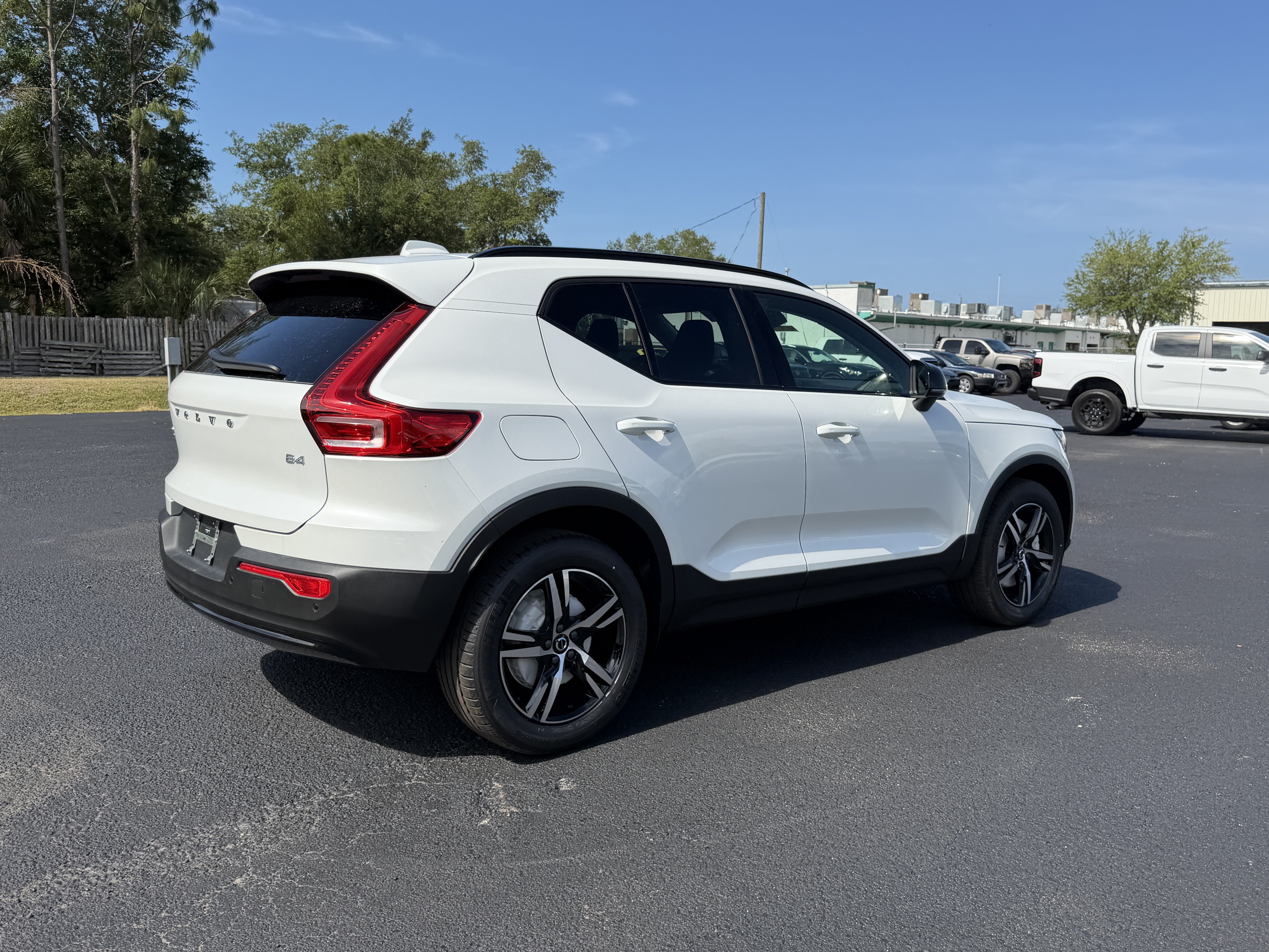 New 2026 Volvo XC40 B4 Core w/ Climate Package FWD image 3