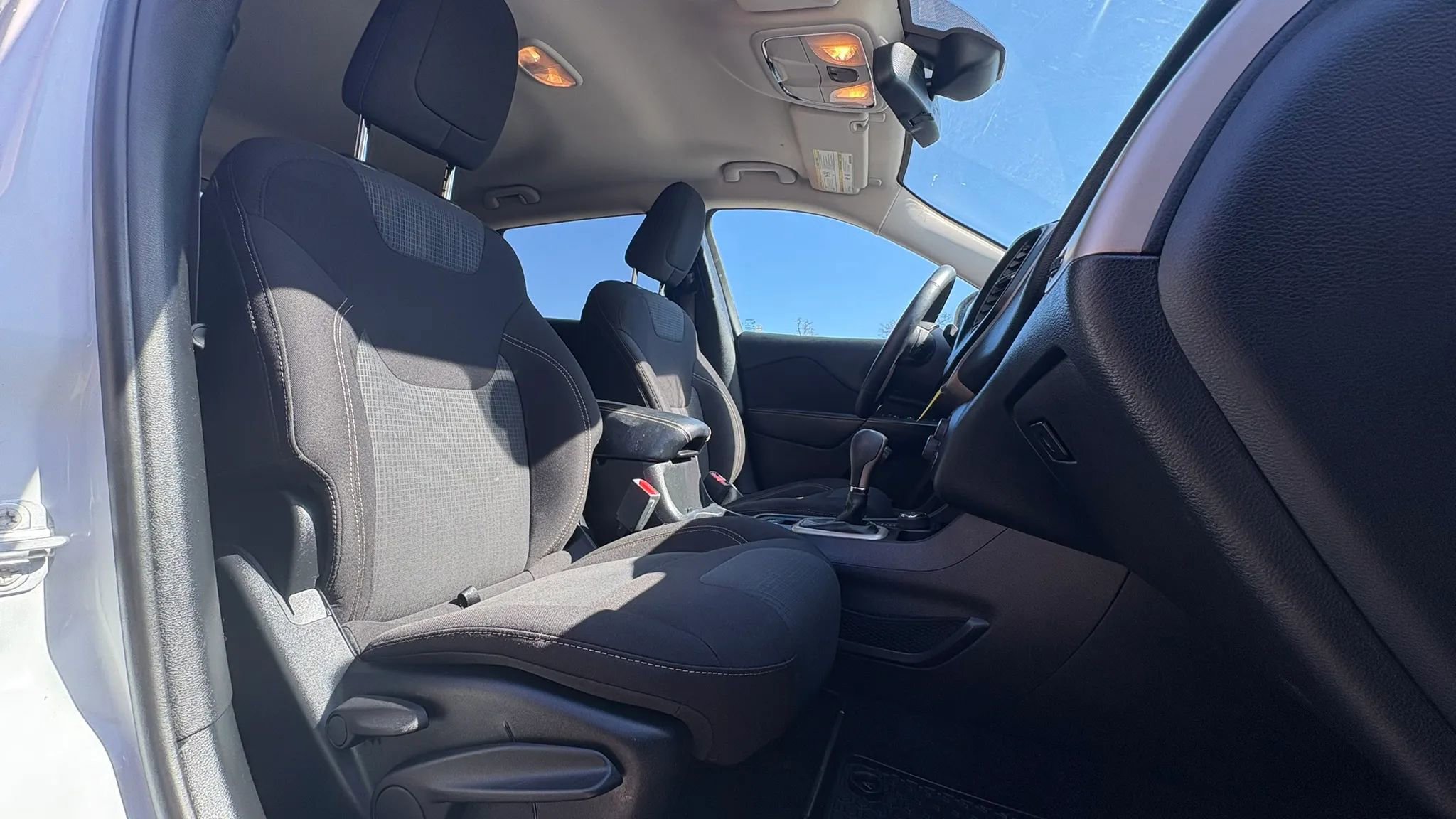 Used 2017 Jeep Cherokee Latitude w/ Cold Weather Group AWD/4WD image 30