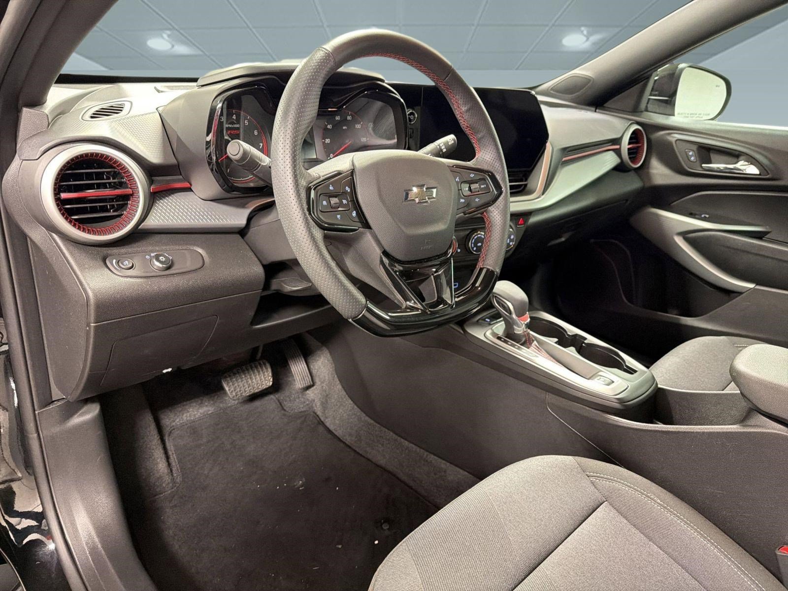 Used 2025 Chevrolet Trax RS w/ Driver Confidence Package FWD image 4