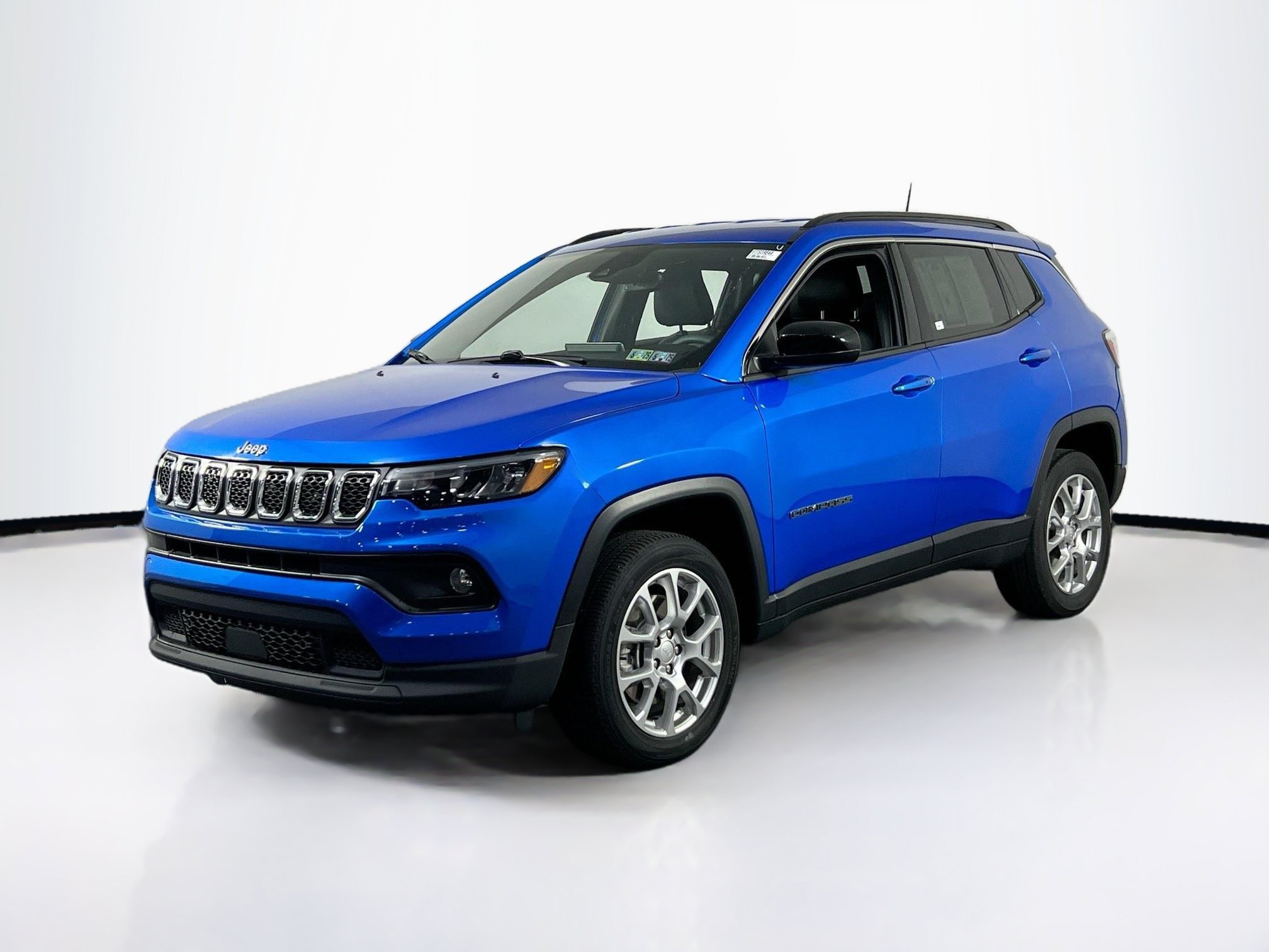 Used 2023 Jeep Compass Latitude AWD/4WD image 1