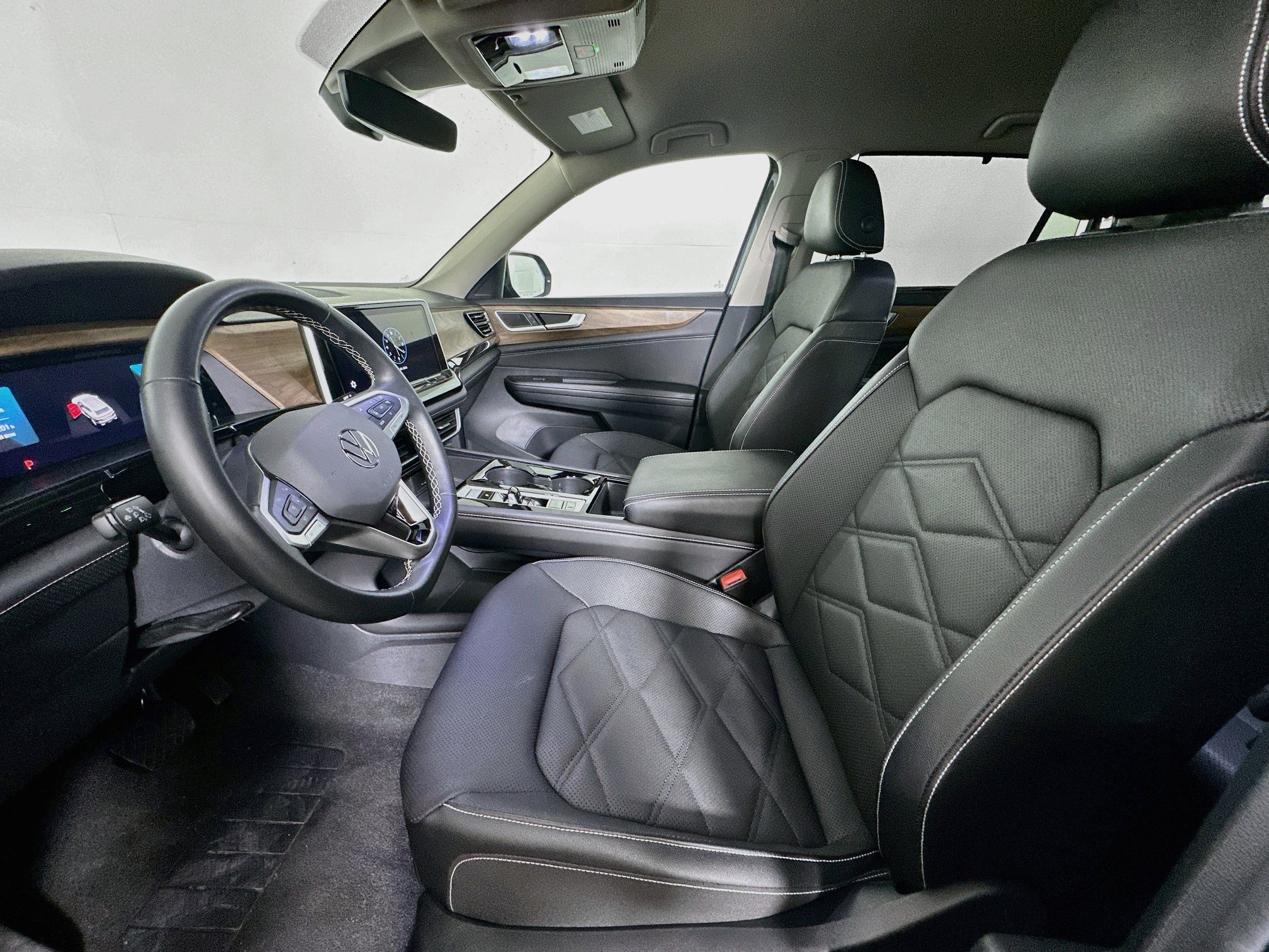Used 2025 Volkswagen Atlas SE AWD/4WD image 13