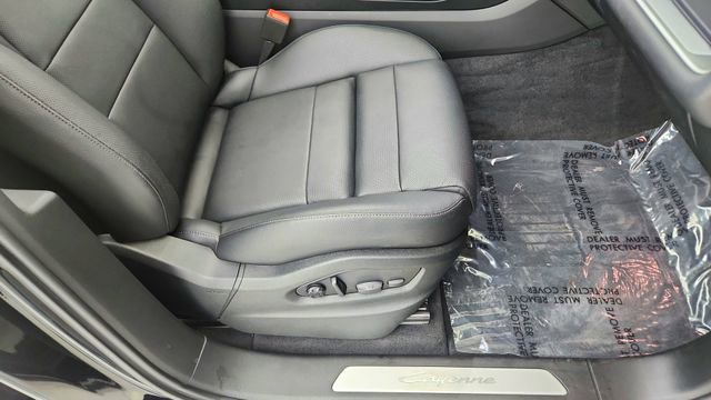 Used 2025 Porsche Cayenne w/ Premium Package image 22