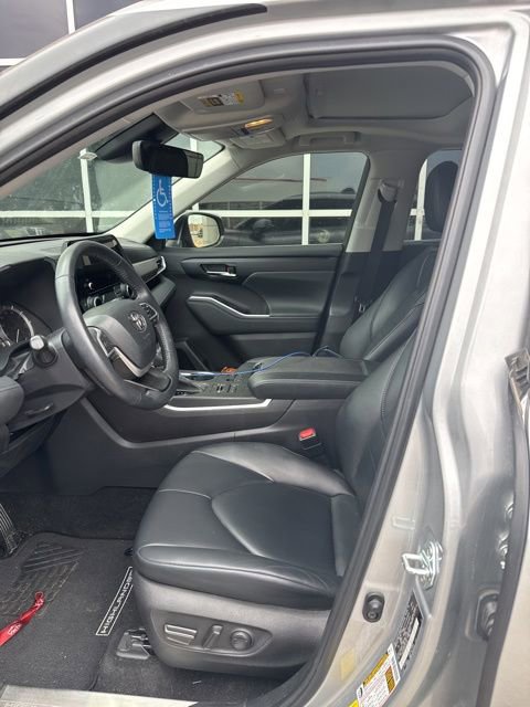 Used 2023 Toyota Highlander XLE AWD/4WD image 6