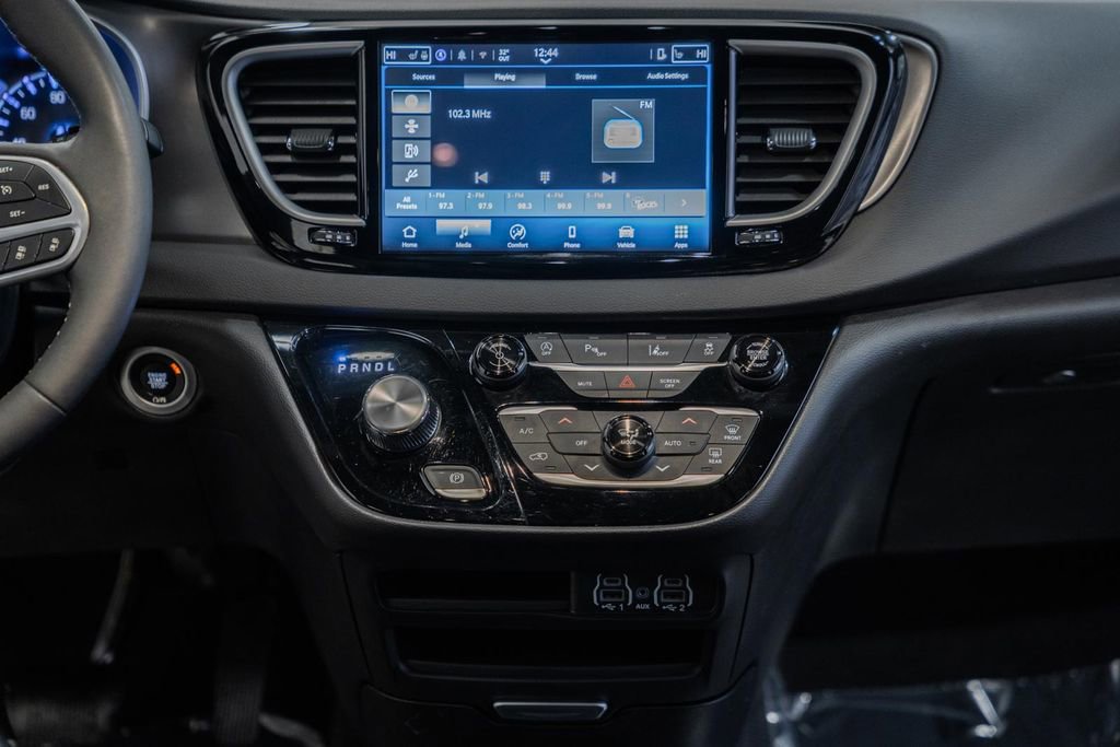 Used 2025 Chrysler Pacifica Select image 23