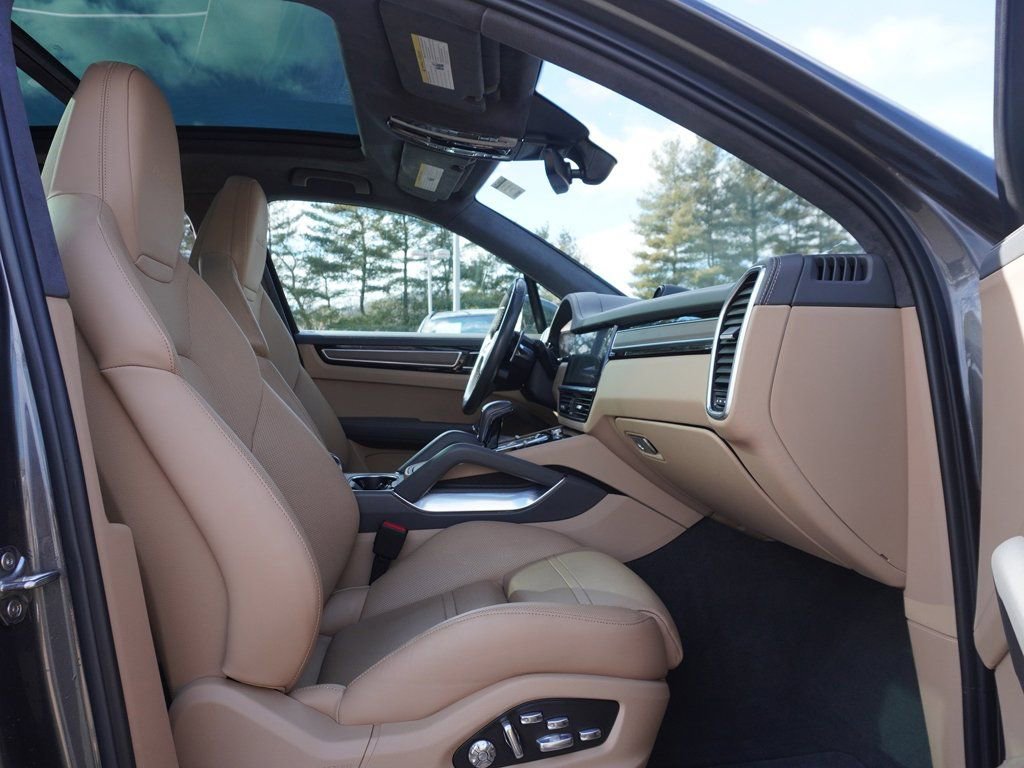 Used 2020 Porsche Cayenne Turbo image 36