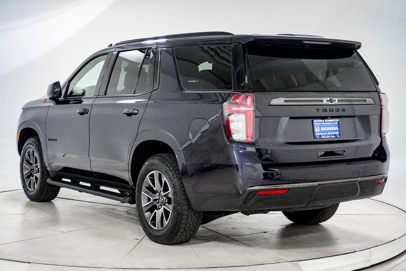 Used 2022 Chevrolet Tahoe Z71 w/ Luxury Package AWD/4WD image 5