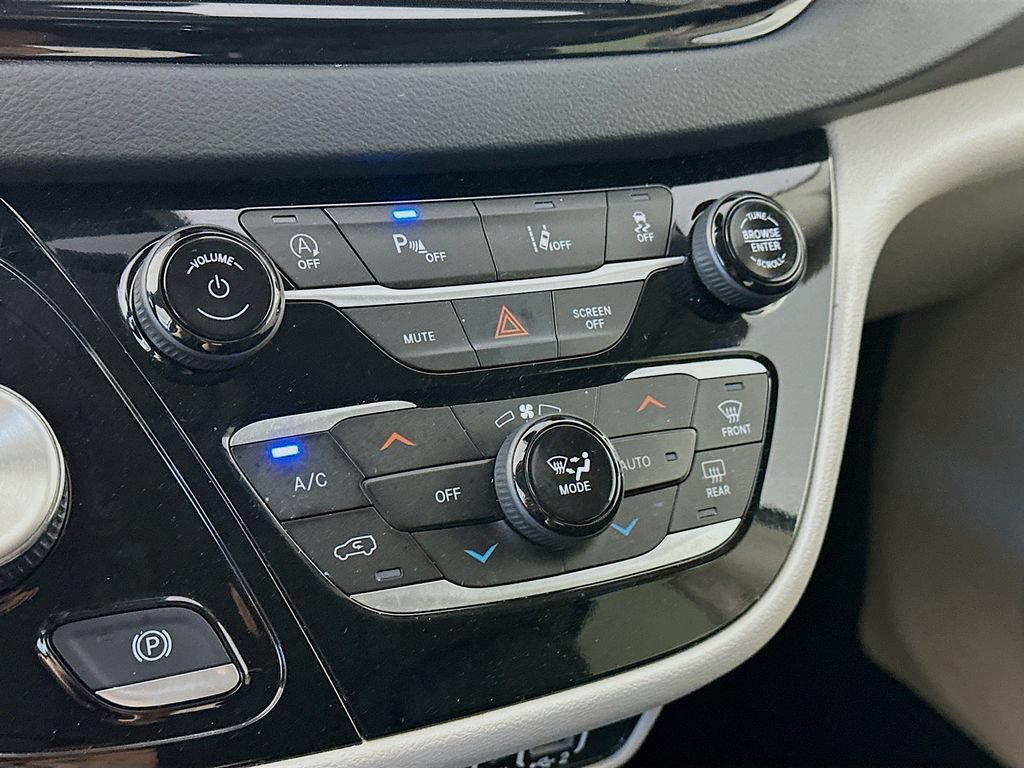 Used 2023 Chrysler Pacifica Touring-L FWD image 18