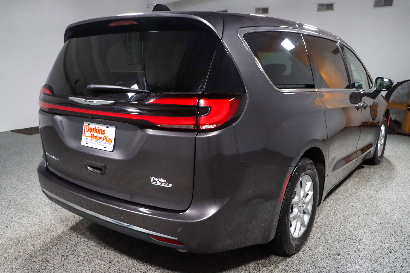 Used 2023 Chrysler Pacifica Touring-L image 7