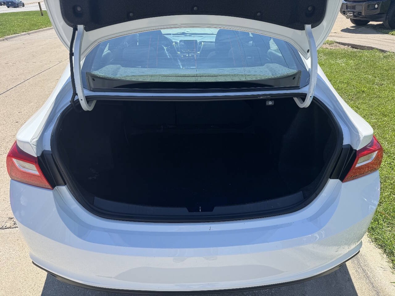 Used 2017 Chevrolet Malibu LT FWD image 10