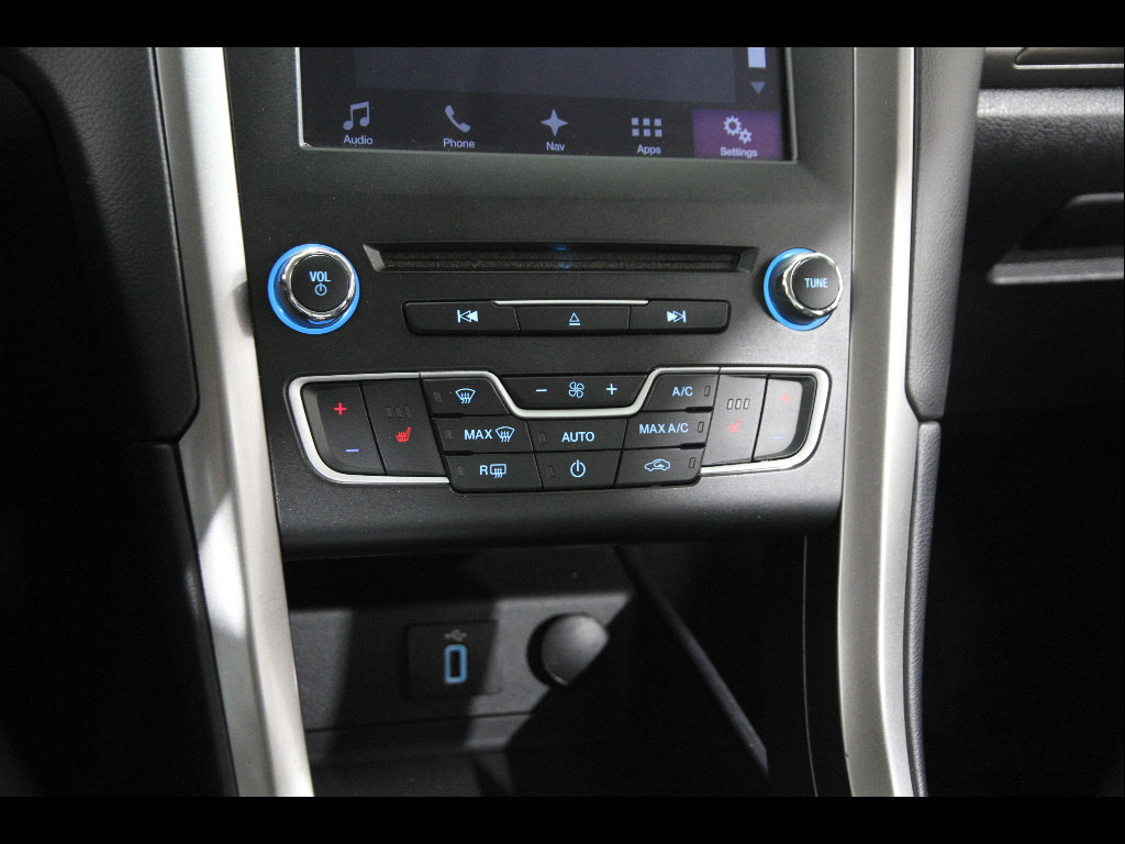 Used 2017 Ford Fusion SE w/ Fusion SE Technology Package FWD image 16