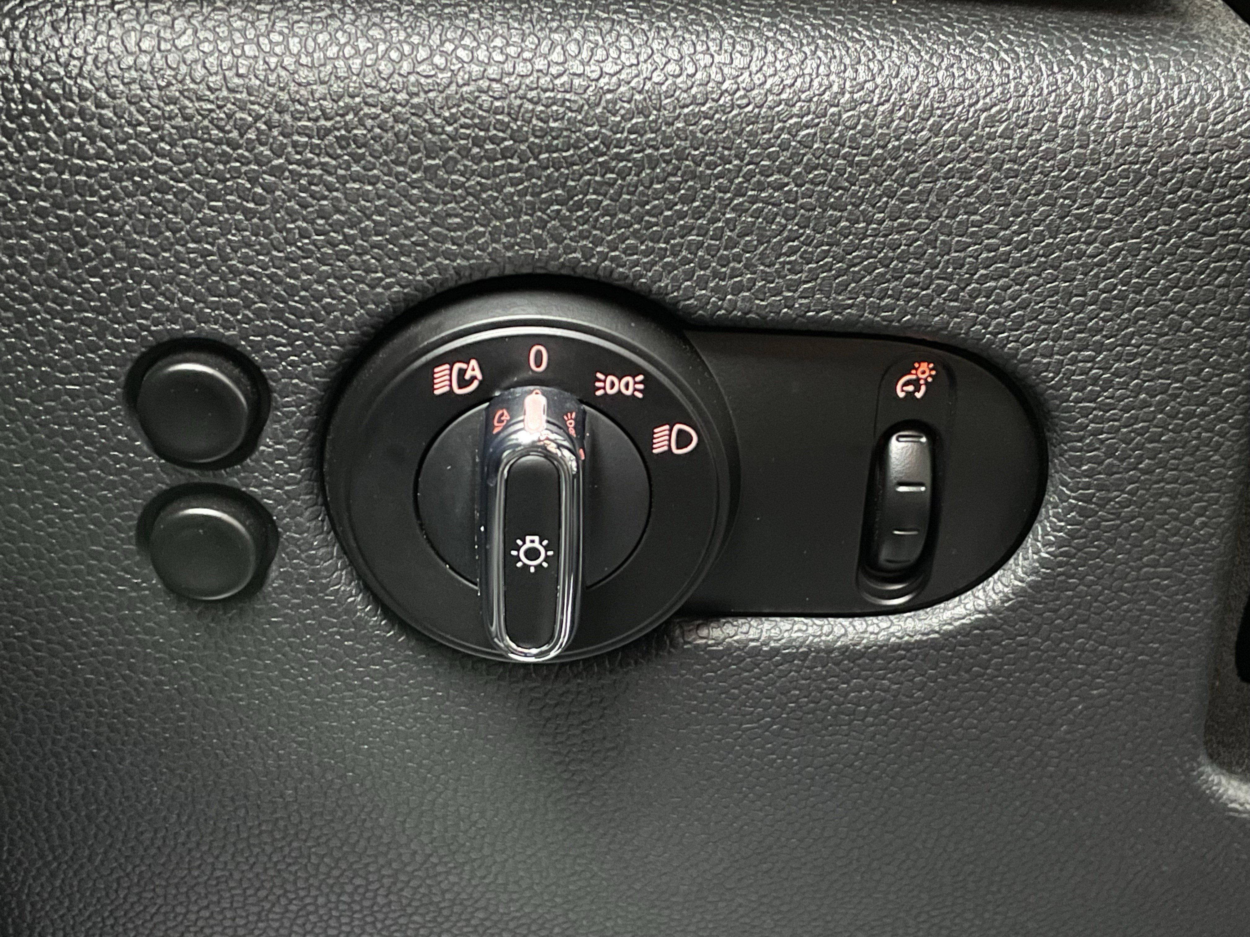 Used 2020 MINI Cooper 4-Door Hardtop w/ Storage Package image 20