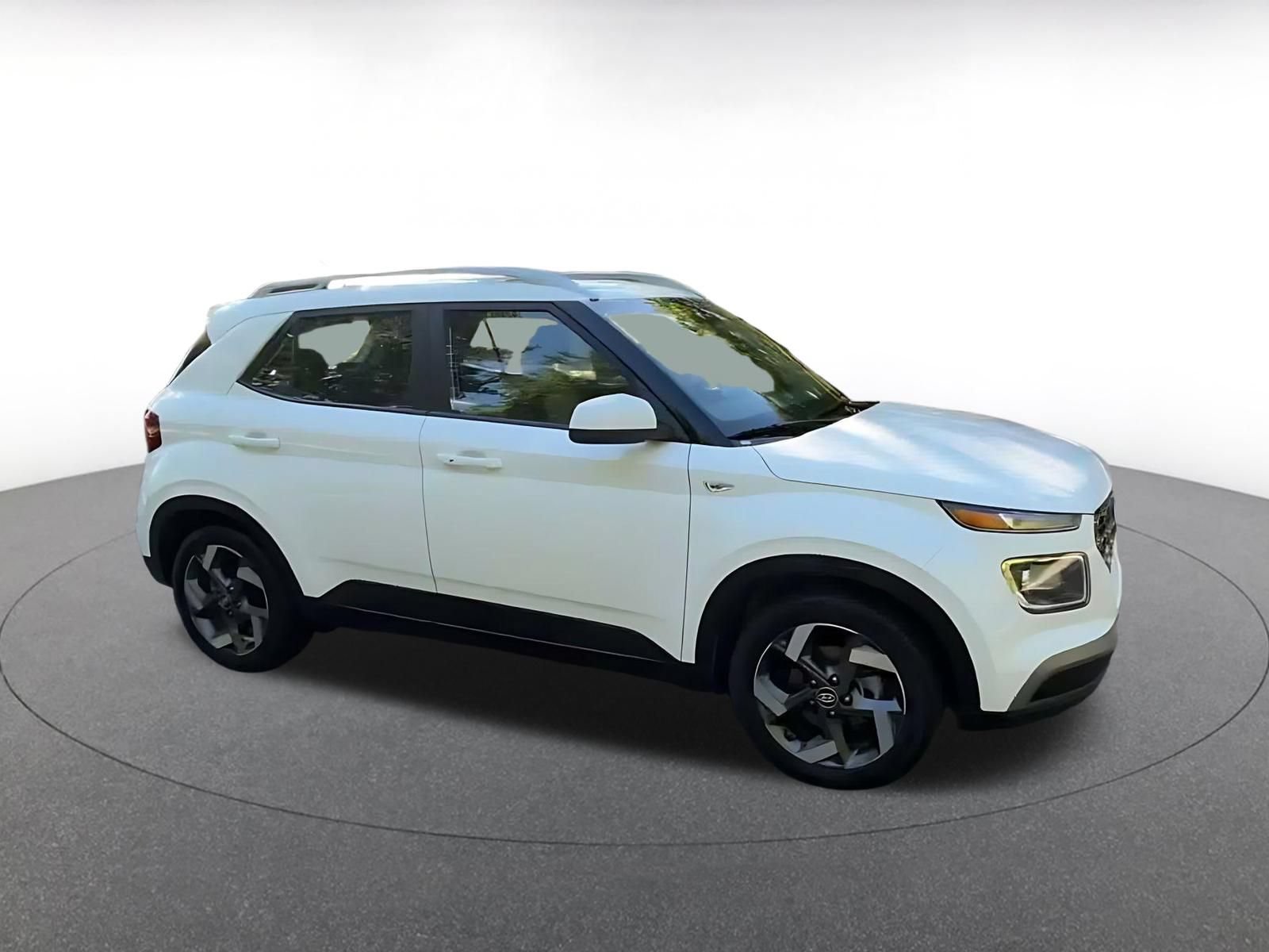 Used 2026 Hyundai Venue SEL FWD image 2