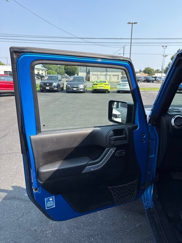 Used 2015 Jeep Wrangler Unlimited Sahara w/ Dual Top Group AWD/4WD image 8