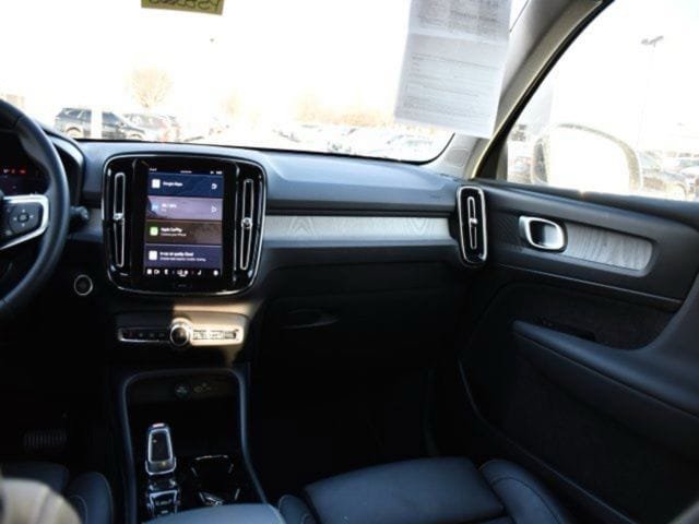 Certified 2025 Volvo XC40 B5 Plus AWD/4WD image 18