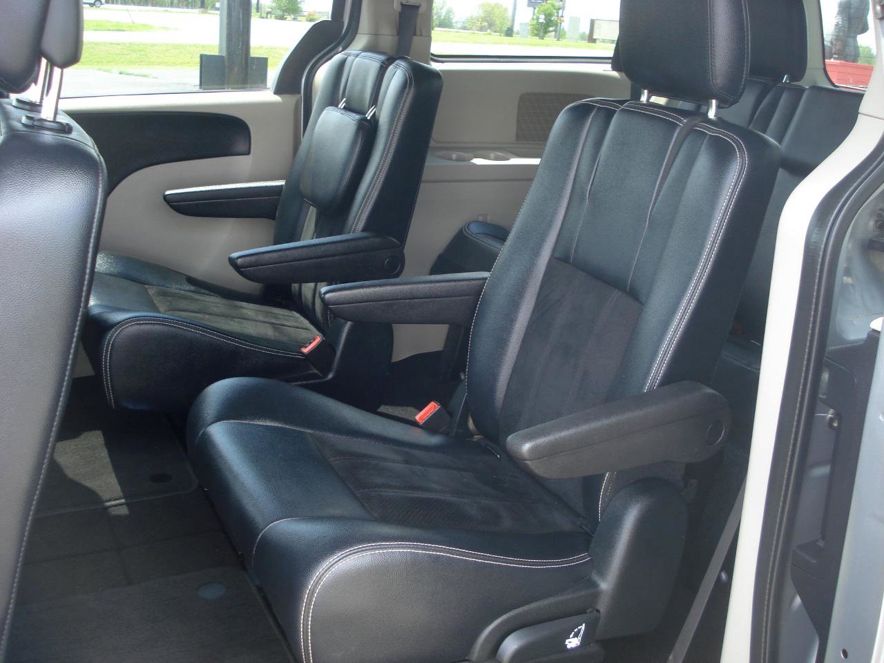 Used 2018 Dodge Grand Caravan SXT image 35