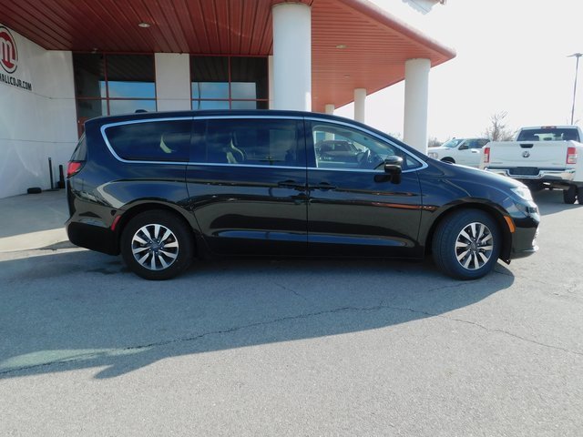 Used 2024 Chrysler Pacifica Select image 10