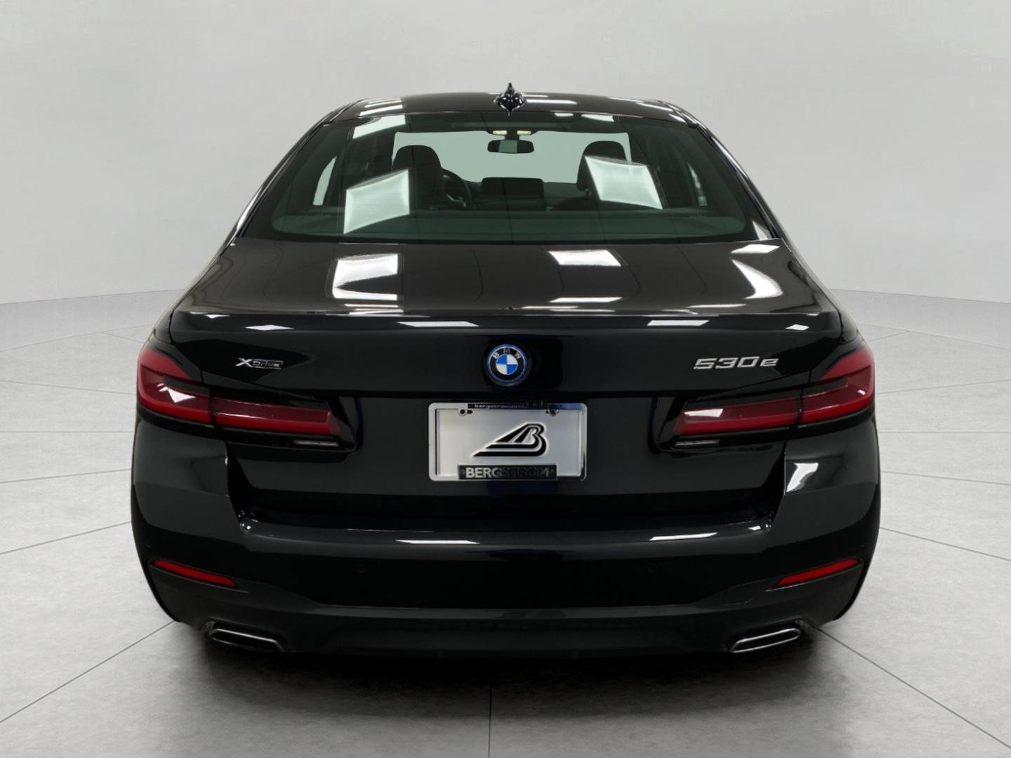 Used 2023 BMW 530e xDrive w/ Executive Package AWD/4WD image 4